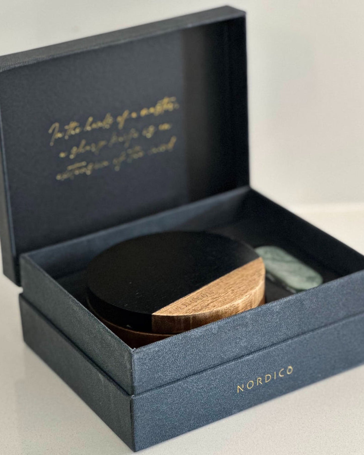 مبراة سكاكين نورديكو وشمع أخضر