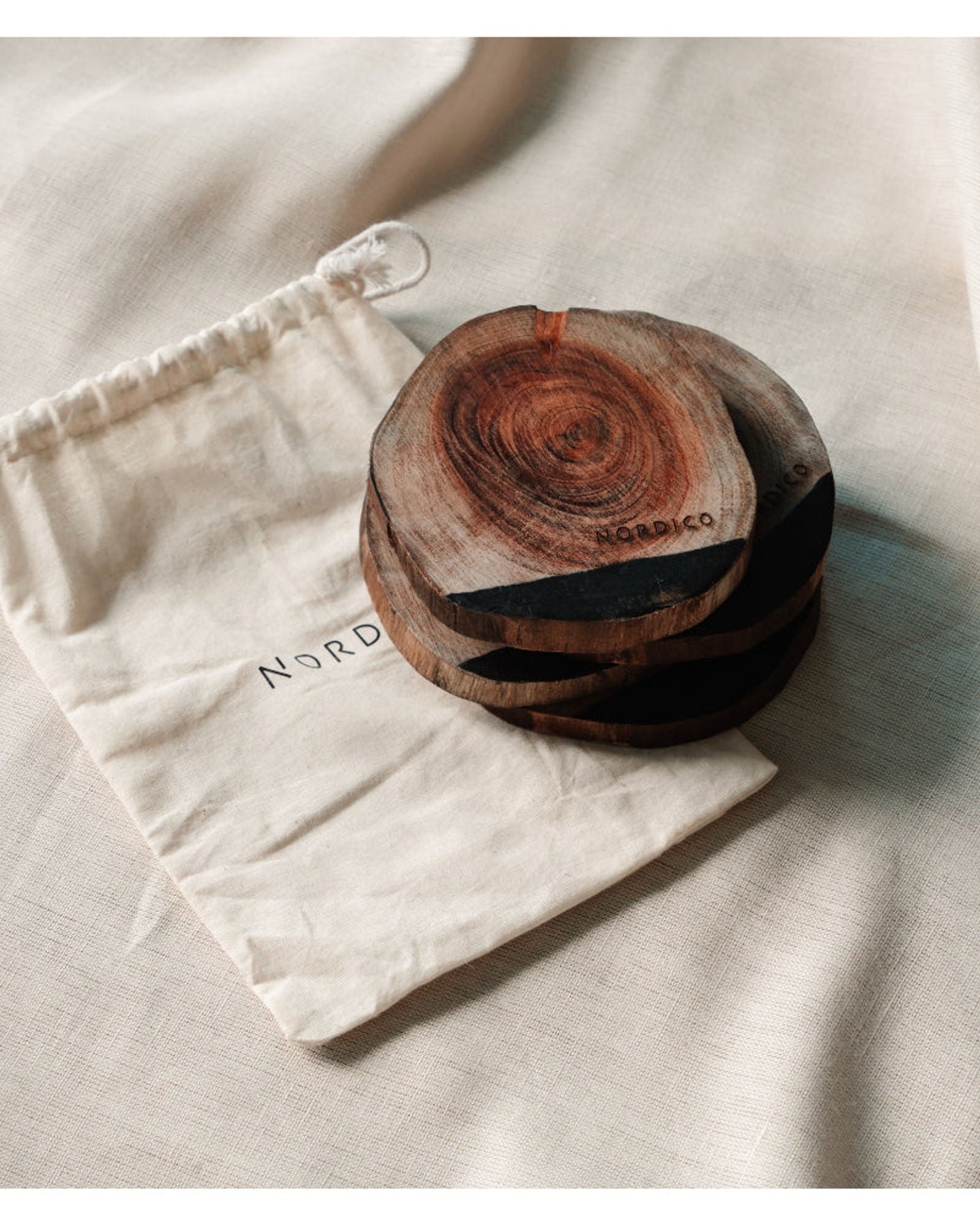 مجموعة قواعد أكواب خشبية من نورديكو - 4 قطع