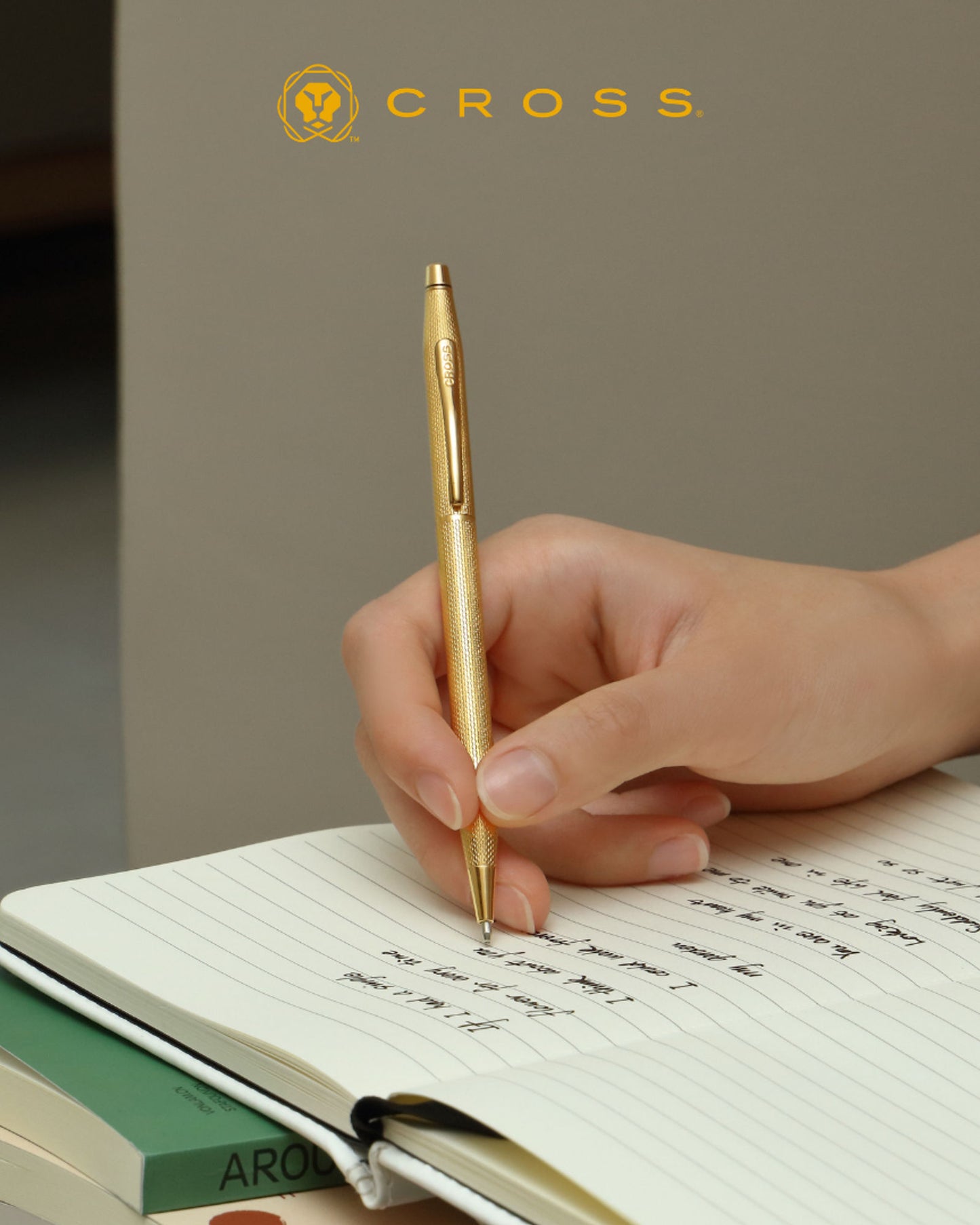 قلم حبر جاف كلاسيكي من كروس سينشري مطلي بالذهب ومنقوش 