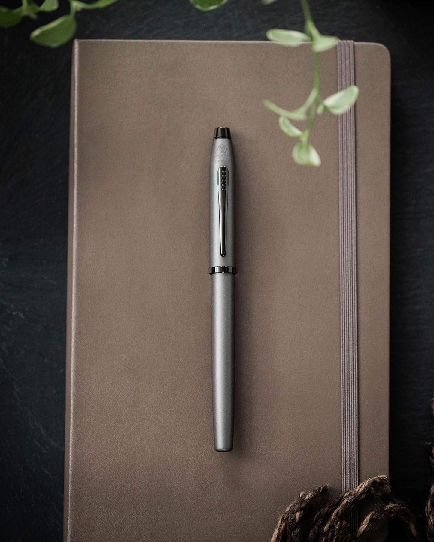 قلم حبر جاف كروس سينشري® 2i رمادي معدني مع طلاء أسود مصقول بتقنية Pvd - AT0085-115