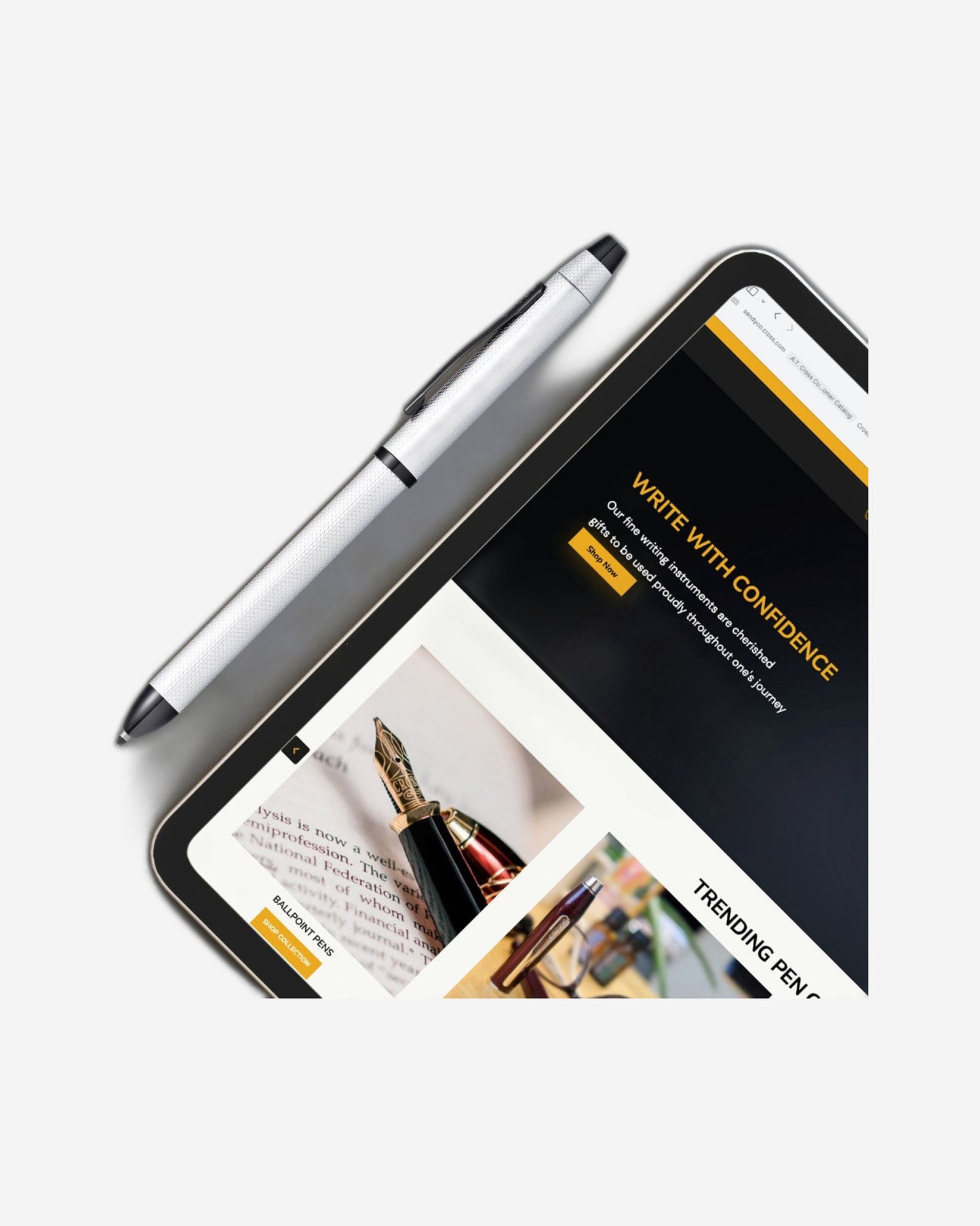 قلم كروس تك ٣+ متعدد الوظائف. كروم مصقول بنقشة ماسية منحوتة على شكل محرك، مع لمسات سوداء مطلية بطبقة من مادة PvD، وسلك ٠.٥ مم، وقلم اختياري. - AT0090-21