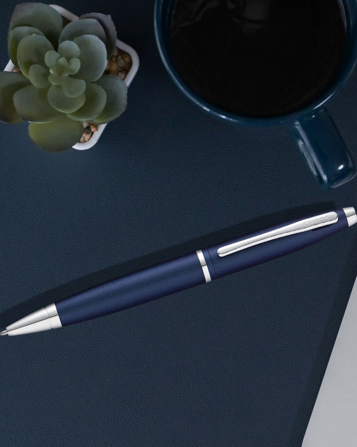 قلم حبر جاف Cross Calais™ باللون الأزرق المعدني غير اللامع مع كروم مصقول AT0112-18