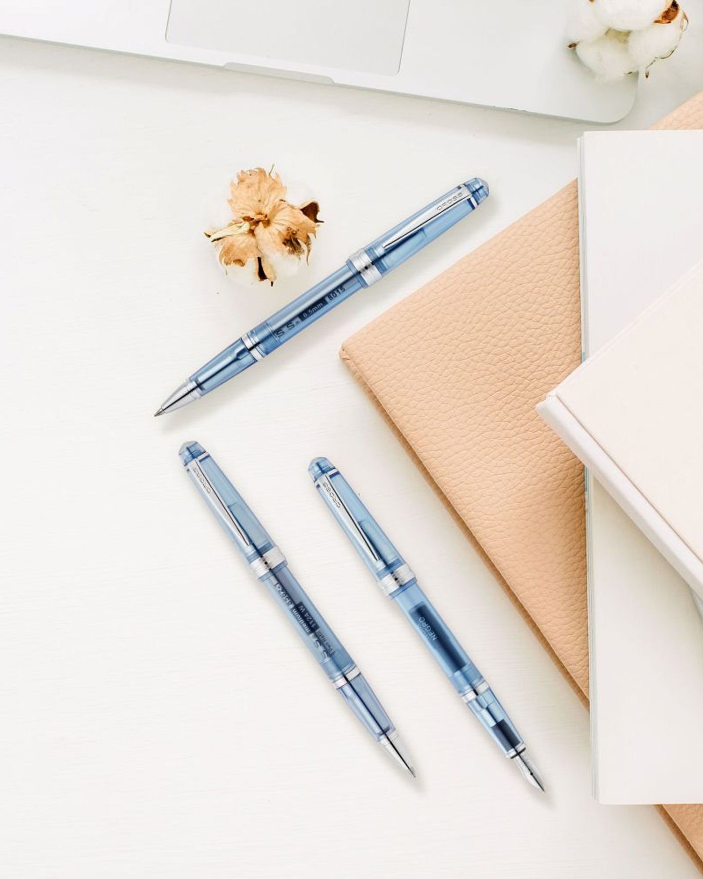 قلم حبر جاف شفاف من الراتنج باللون الأزرق الداكن من كروس بيلي لايت™ AT0742-18