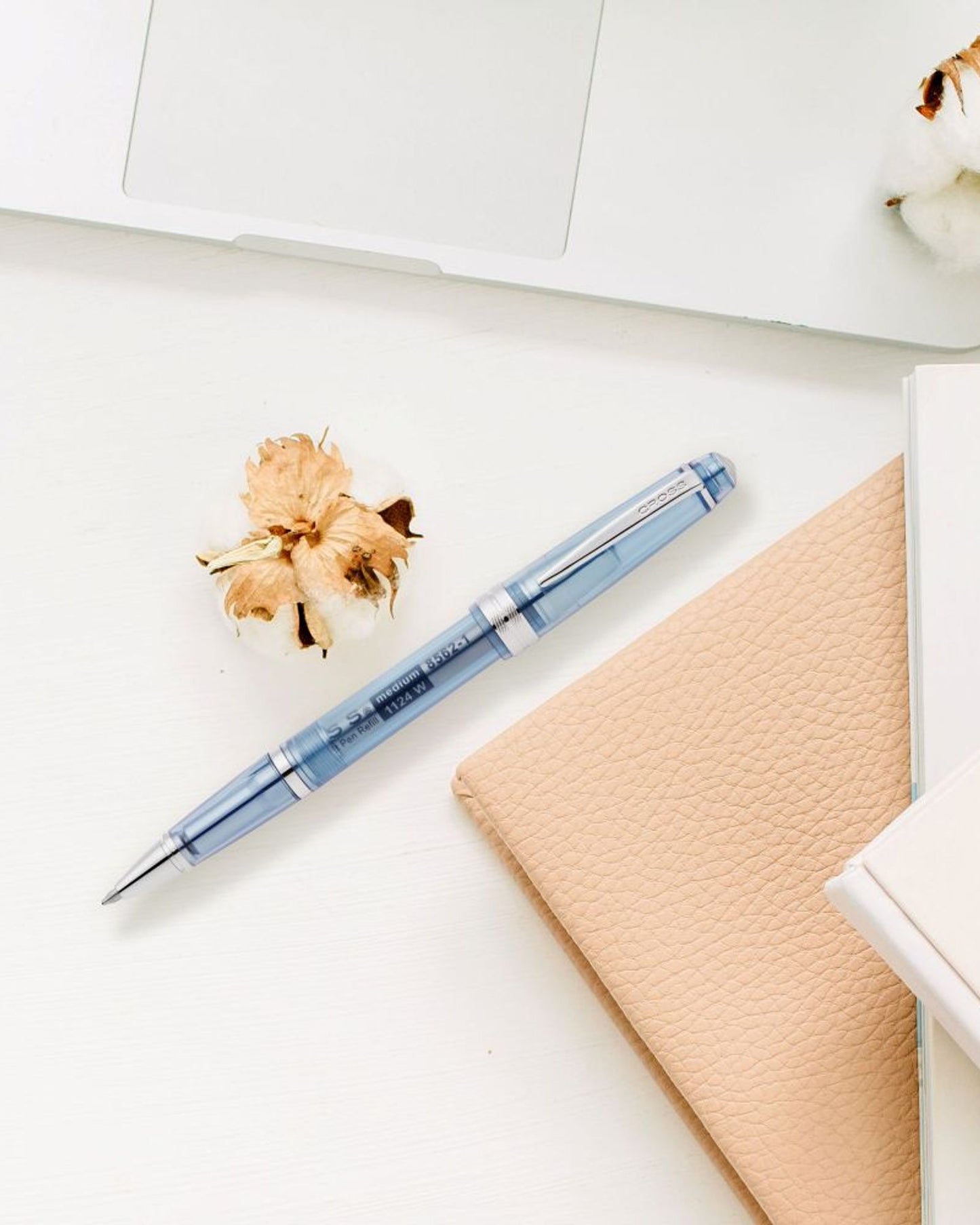 قلم حبر جاف شفاف من الراتنج باللون الأزرق الداكن من كروس بيلي لايت™ AT0742-18