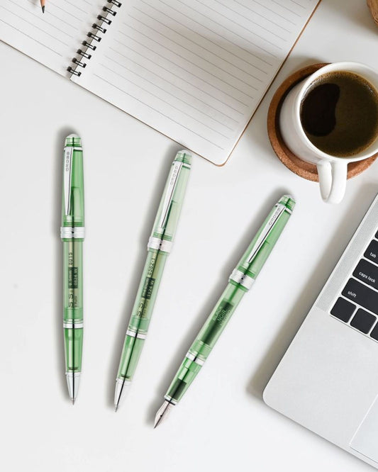 قلم حبر جاف من راتنج Cross Bailey Light™ الأخضر الشفاف AT0742-19