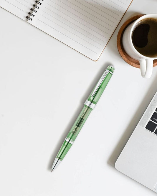 قلم حبر جاف من راتنج Cross Bailey Light™ الأخضر الشفاف AT0742-19