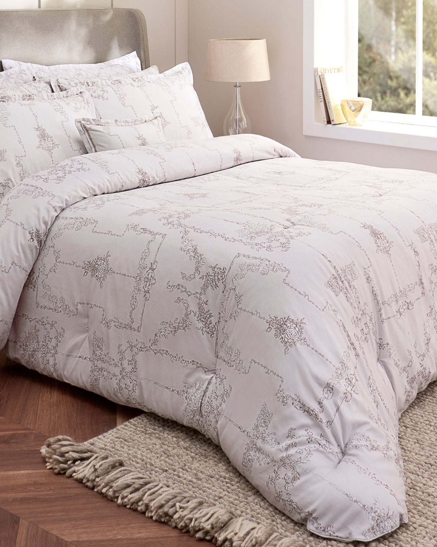 طقم لحاف وملاءة "أمبرواز أويستر" من كريستي باللون الكريمي/الفضي