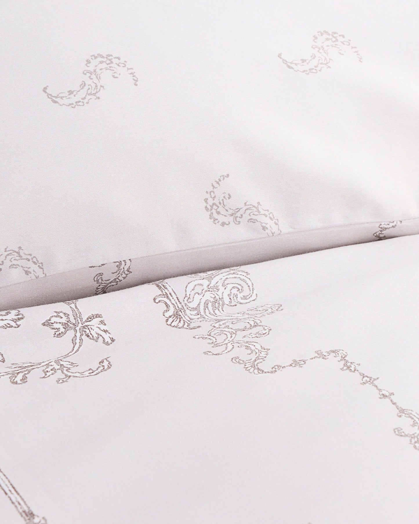 غطاء لحاف كريستي أمبرواز أويستر كريمي/فضي