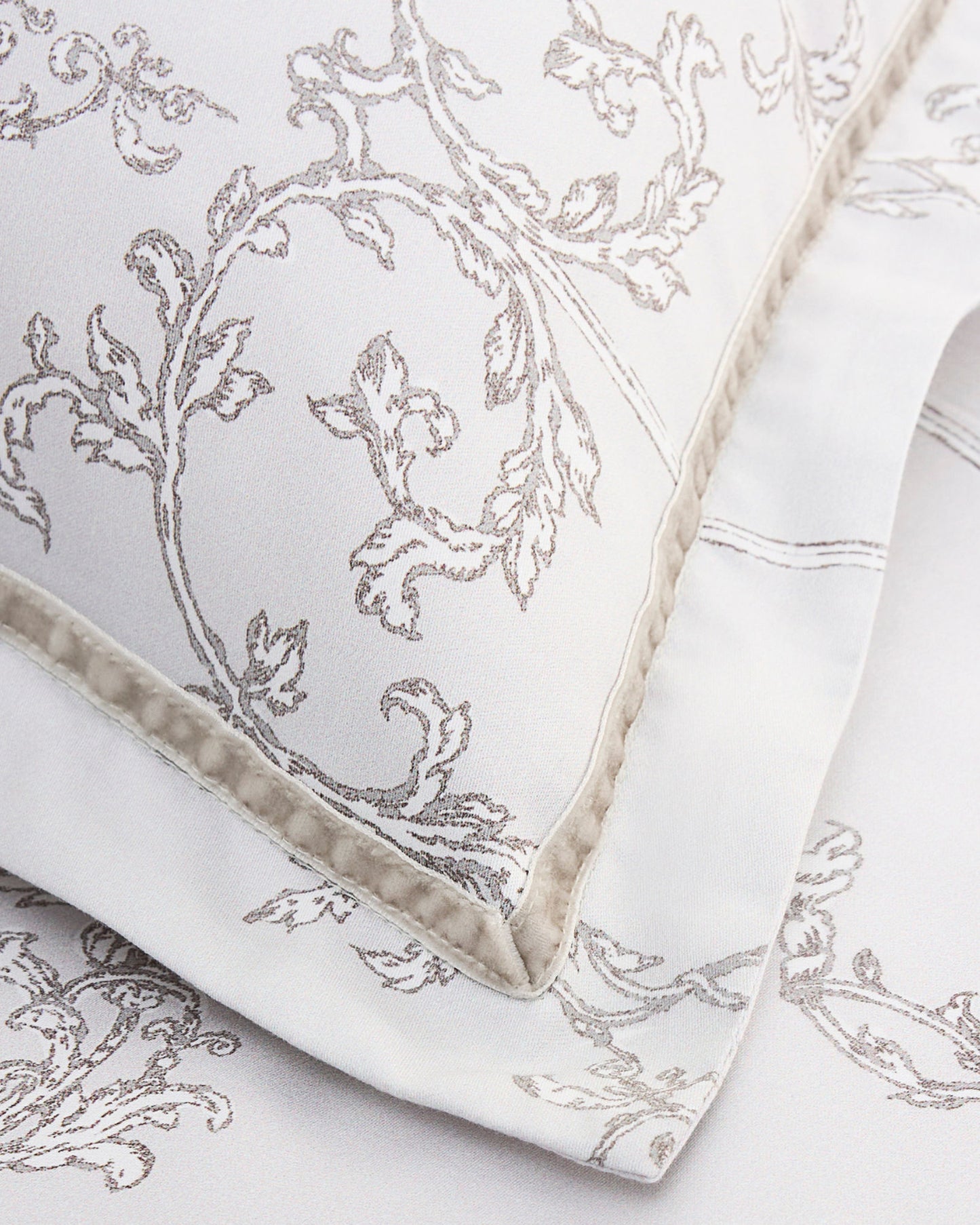 غطاء لحاف كريستي أمبرواز أويستر كريمي/فضي