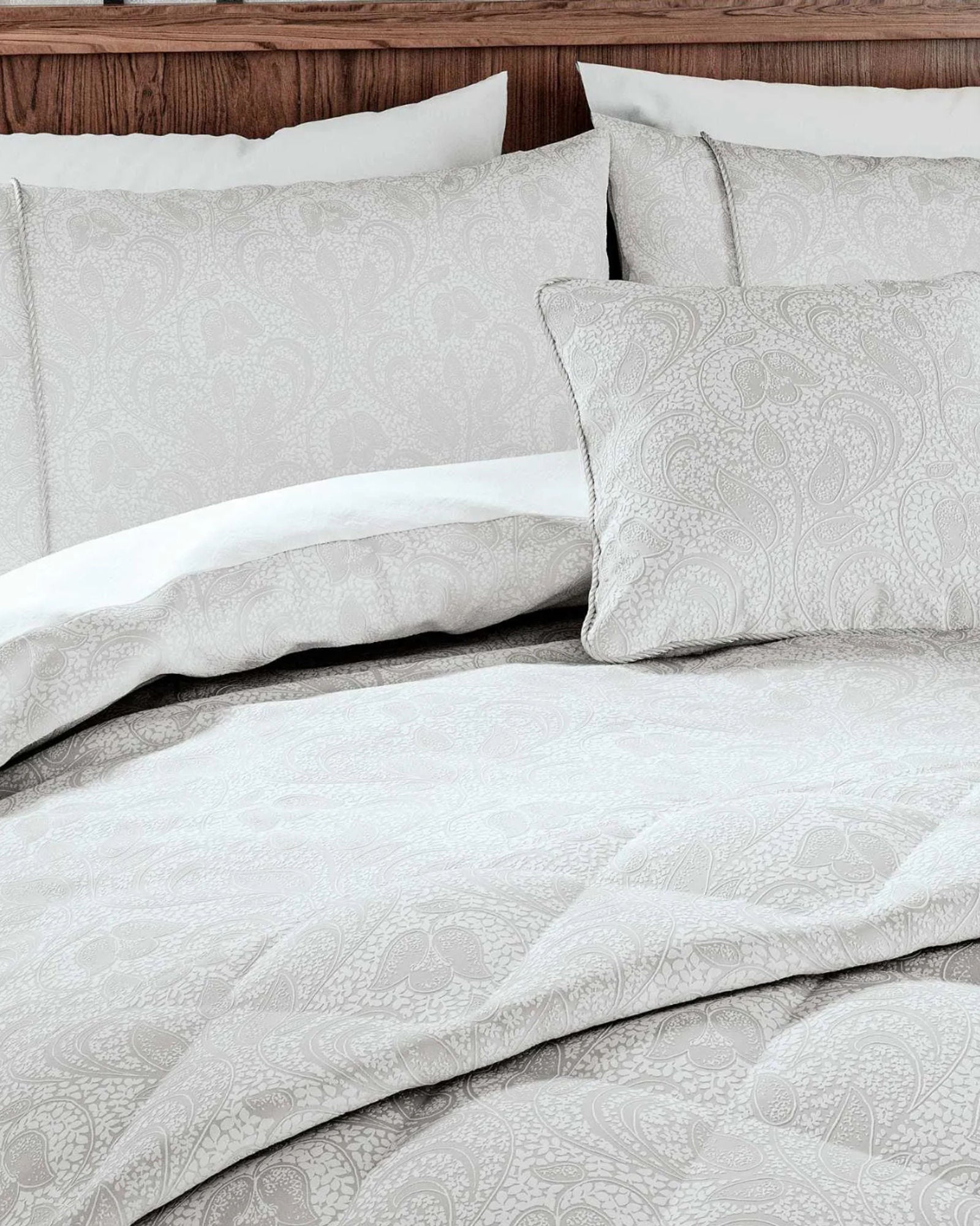 غطاء لحاف "أشلي" وغطاء وسادة أكسفورد من Bedeck of Belfast باللون البلاتيني