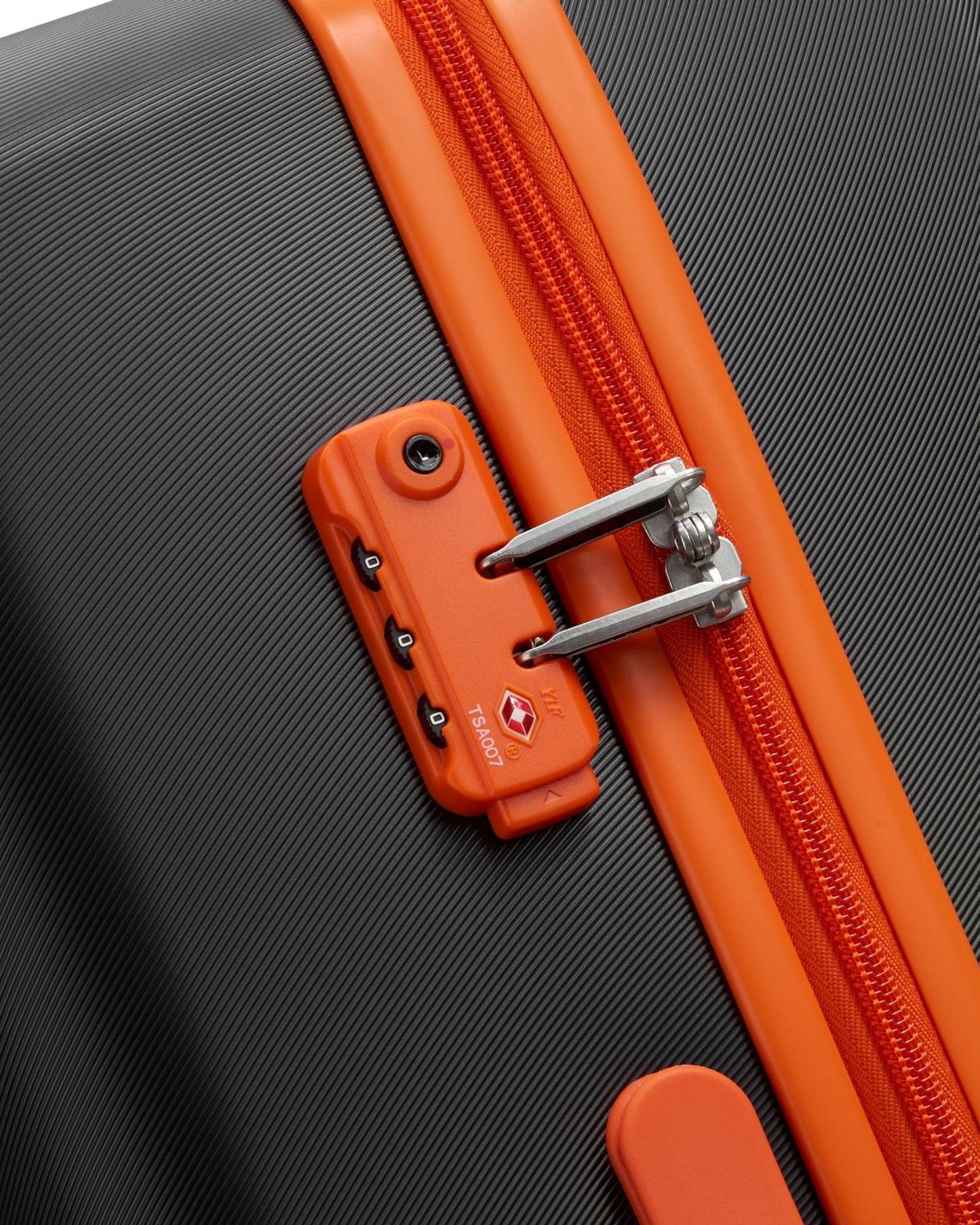 عربة أمتعة UCOB Fabrica 4 ذات العجلات المزدوجة والغطاء الصلب غير القابل للتمدد