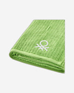 منشفة حمام سفاري بنقشة أوراق الشجر من يونايتد كولورز أوف بينيتون، وزن 450 جرامًا لكل متر مربع