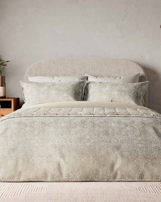 طقم أغطية لحاف "إيتانا" من Bedeck of Belfast باللون الذهبي