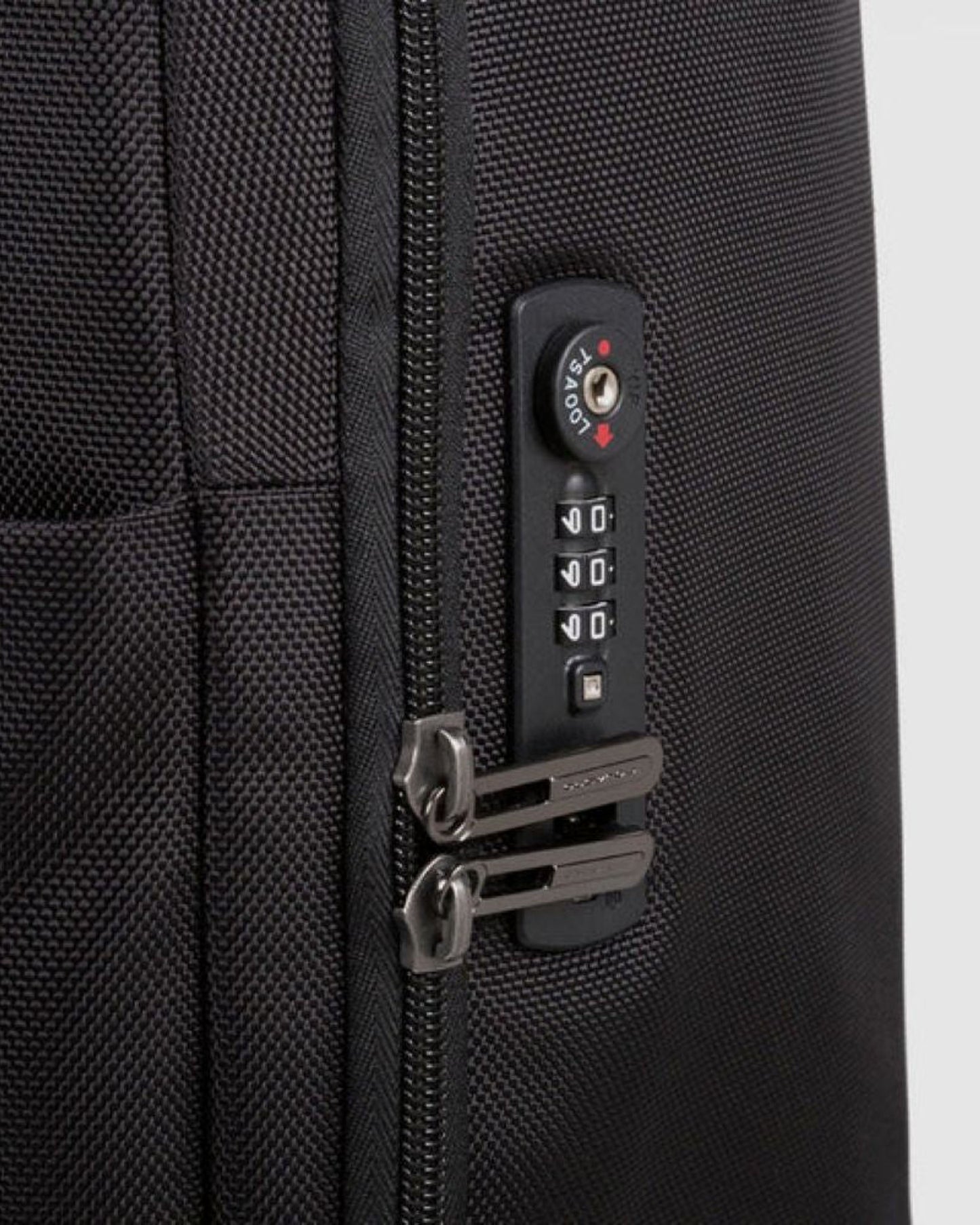 حقيبة Piquadro Ultra Slim Spinner للمقصورة بحجم رفيع للغاية
