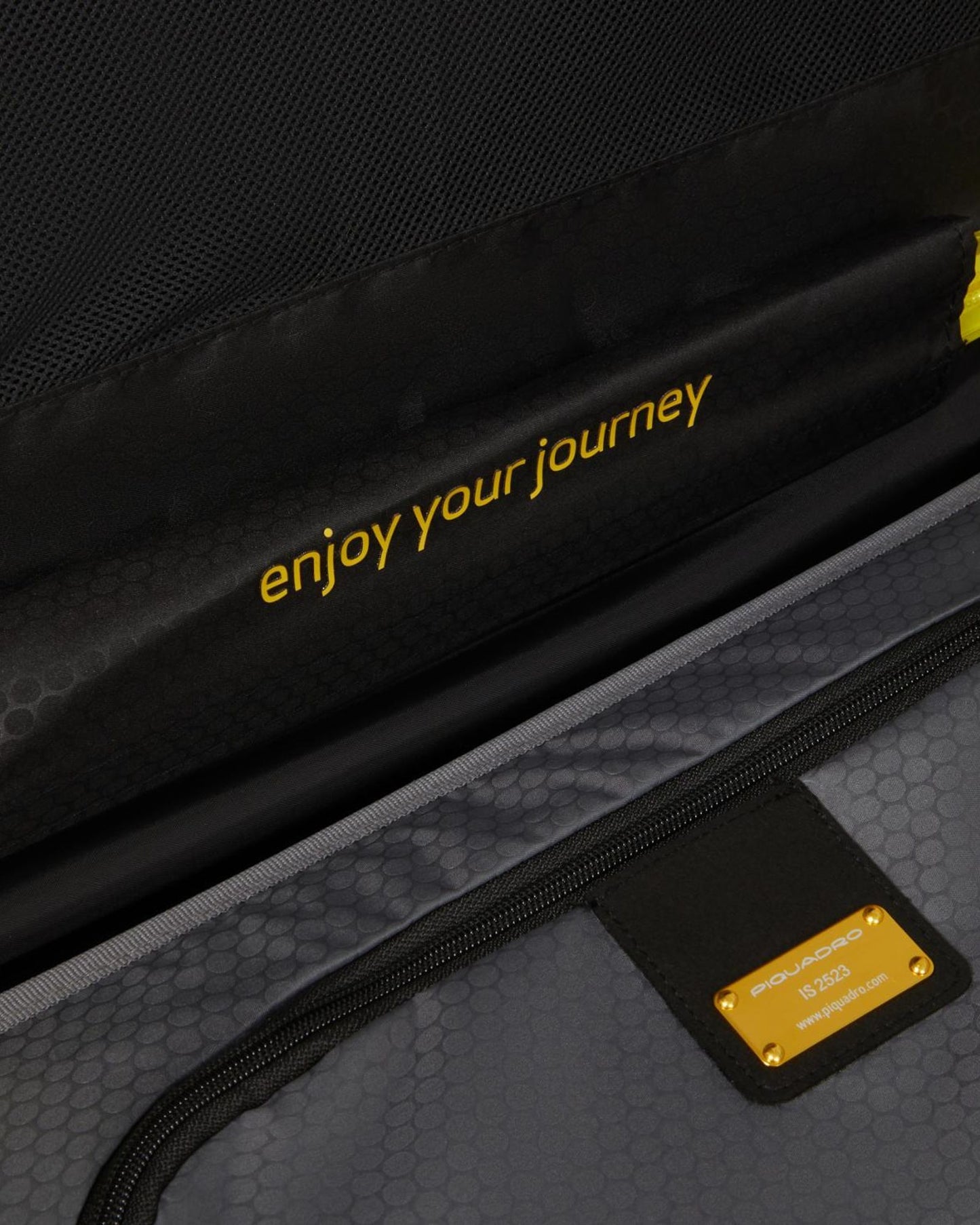 حقيبة بيكوادرو بي كيو لايت فائقة النحافة، باللون الأصفر المصنوع من البولي كربونات