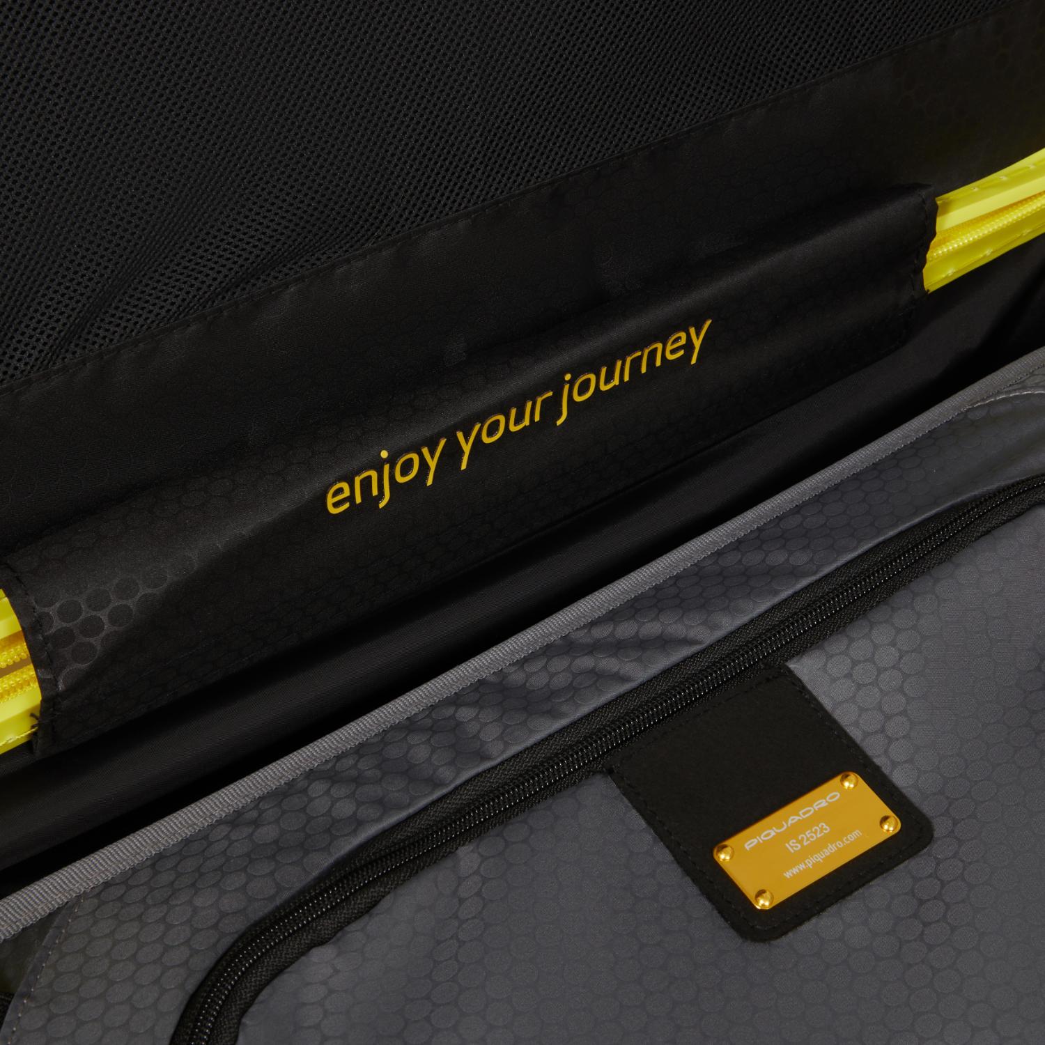 حقيبة بيكوادرو بي كيو لايت فائقة النحافة، باللون الأصفر المصنوع من البولي كربونات