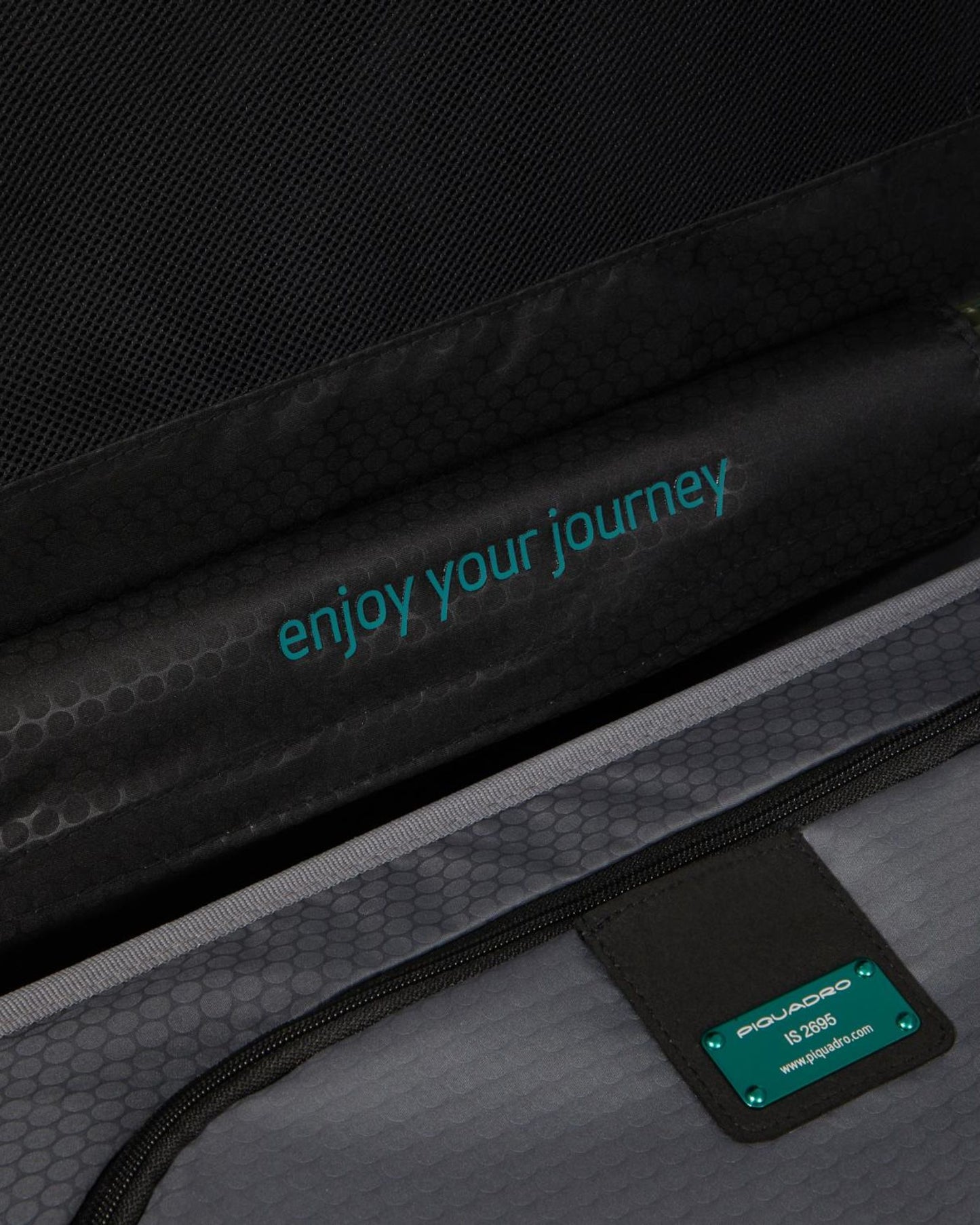 حقيبة بيكوادرو بي كيو لايت فائقة النحافة دوارة باللون الأخضر البولي كربونات