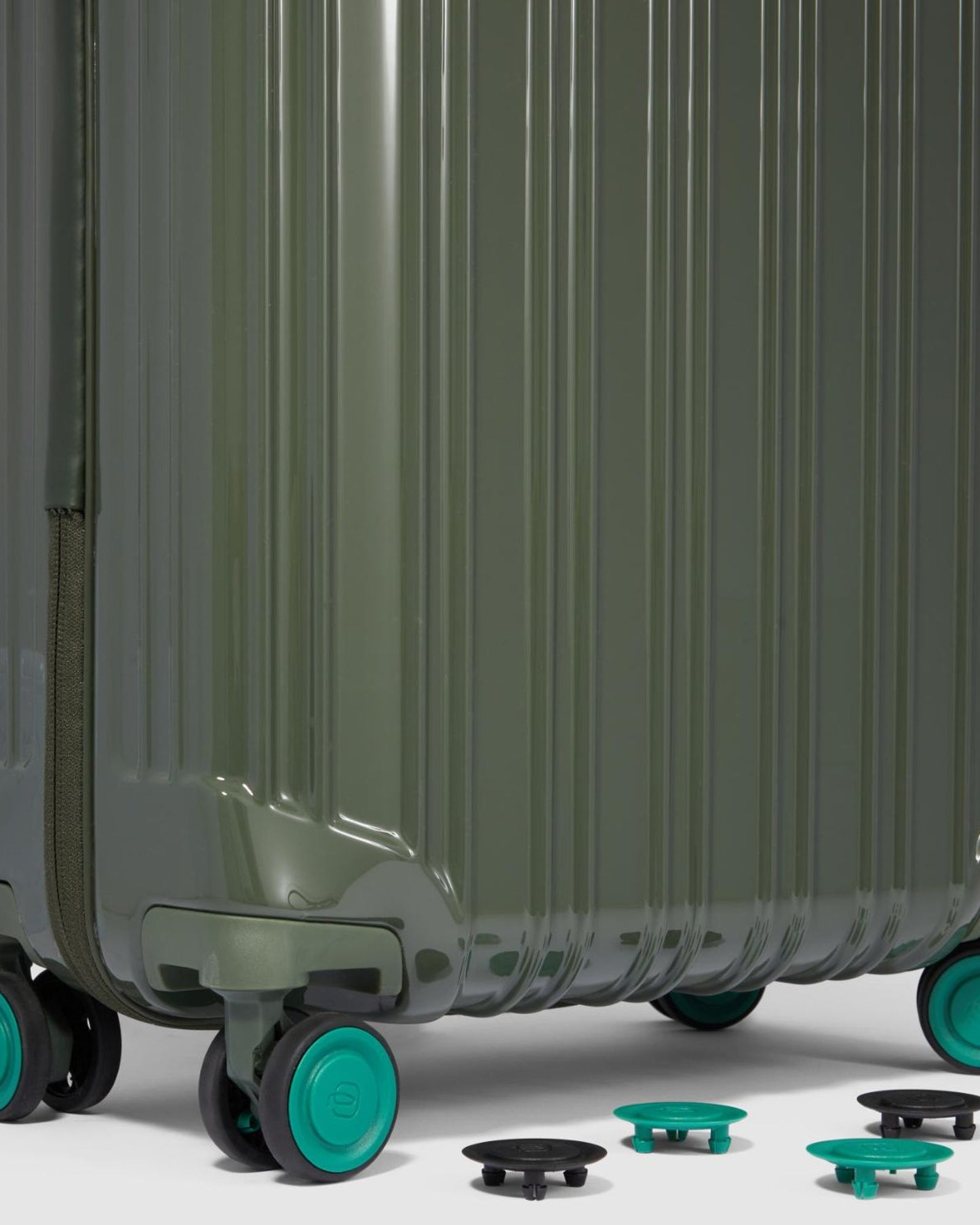 حقيبة بيكوادرو بي كيو لايت فائقة النحافة دوارة باللون الأخضر البولي كربونات