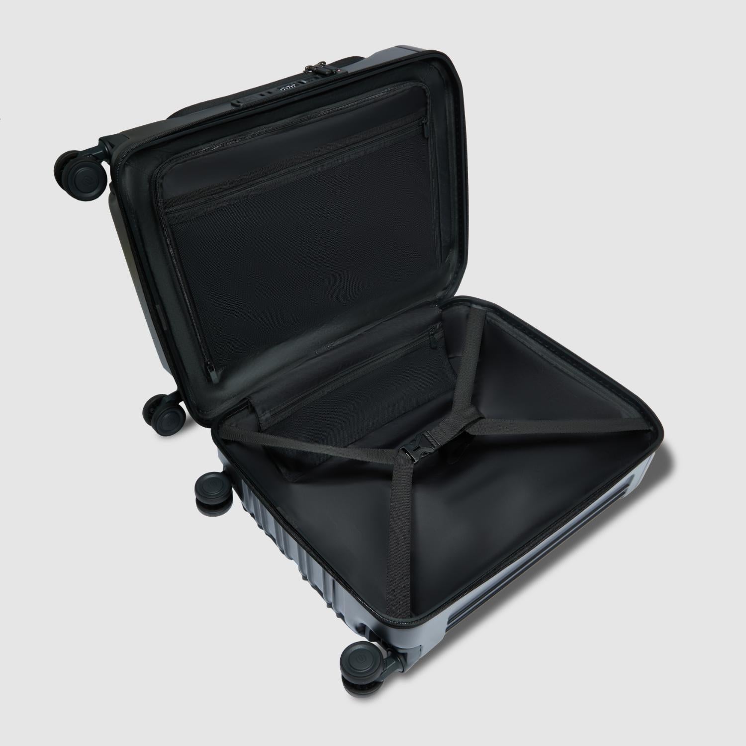 حقيبة بيكوادرو بي كيو لايت دوارة صلبة بحجم المقصورة مزودة بجهاز كمبيوتر وأسود غير لامع