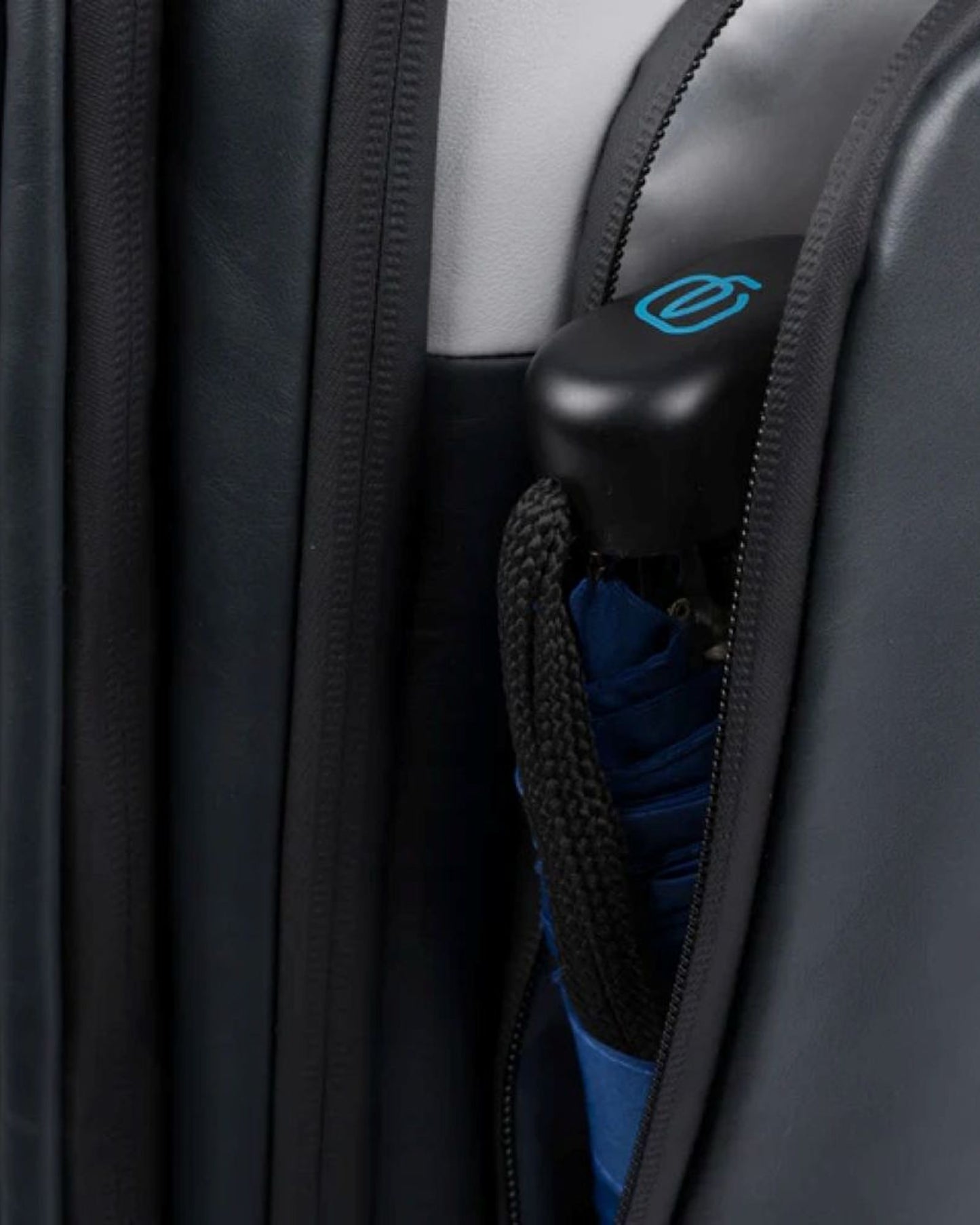 عربة نقل مخصصة لأجهزة الكمبيوتر والآيباد من بيكوادرو، بحجم المقصورة، رمادي وأسود، BV4817UB00BM/GRN