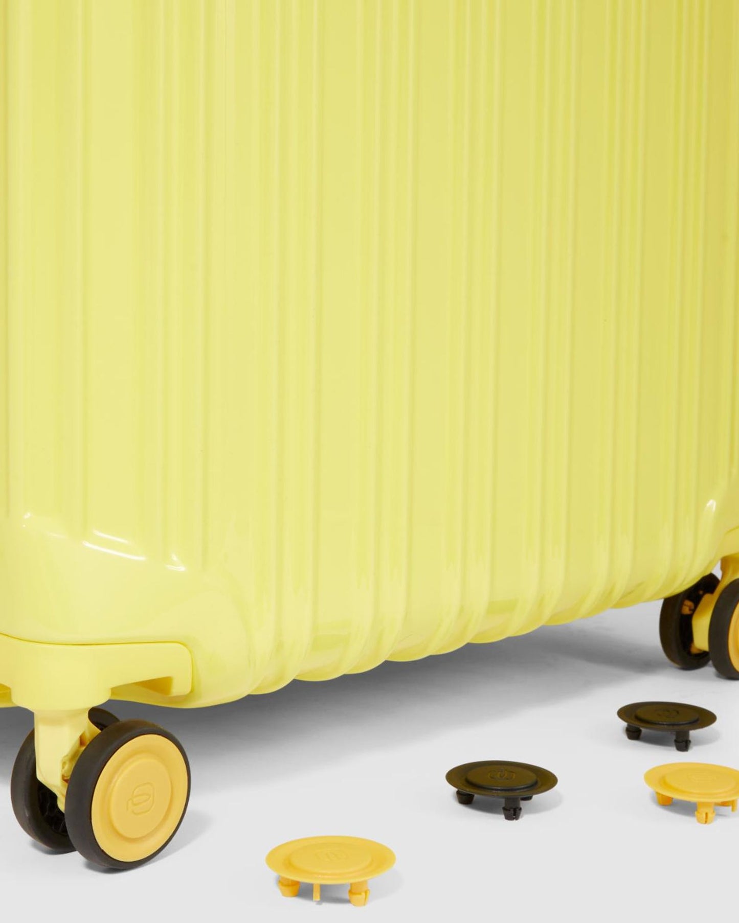 عربة بيكوادرو بي كيو لايت متوسطة الحجم قابلة للتمدد بأربع عجلات، لون أصفر من البولي كربونات