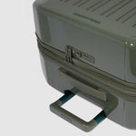 عربة بيكوادرو بي كيو خفيفة الوزن قابلة للتمدد متوسطة الحجم بأربع عجلات باللون الأخضر البولي كربونات