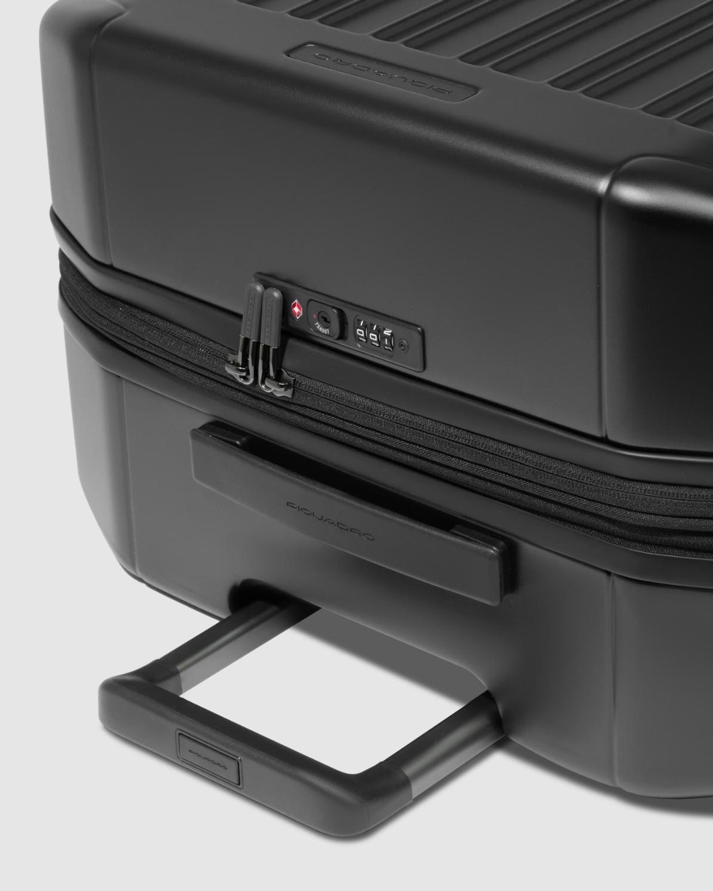 عربة بيكوادرو بي كيو لايت كبيرة الحجم قابلة للتمدد بأربع عجلات من البولي كربونات باللون الأسود غير اللامع