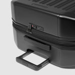 عربة بيكوادرو بي كيو لايت كبيرة الحجم قابلة للتمدد بأربع عجلات من البولي كربونات باللون الأسود غير اللامع