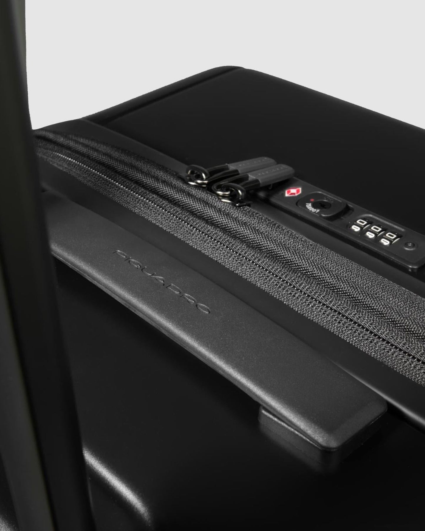 عربة بيكوادرو بي كيو لايت كبيرة الحجم قابلة للتمدد بأربع عجلات من البولي كربونات باللون الأسود غير اللامع