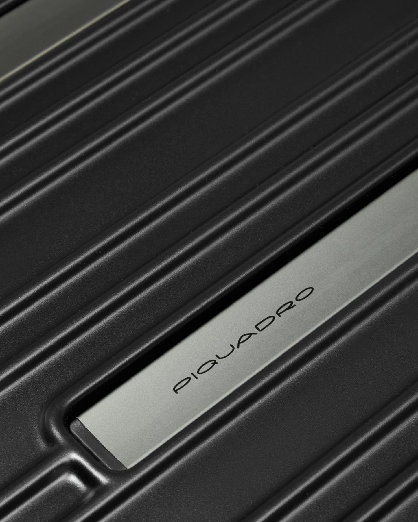 عربة بيكوادرو بي كيو لايت كبيرة الحجم قابلة للتمدد بأربع عجلات من البولي كربونات باللون الأسود غير اللامع