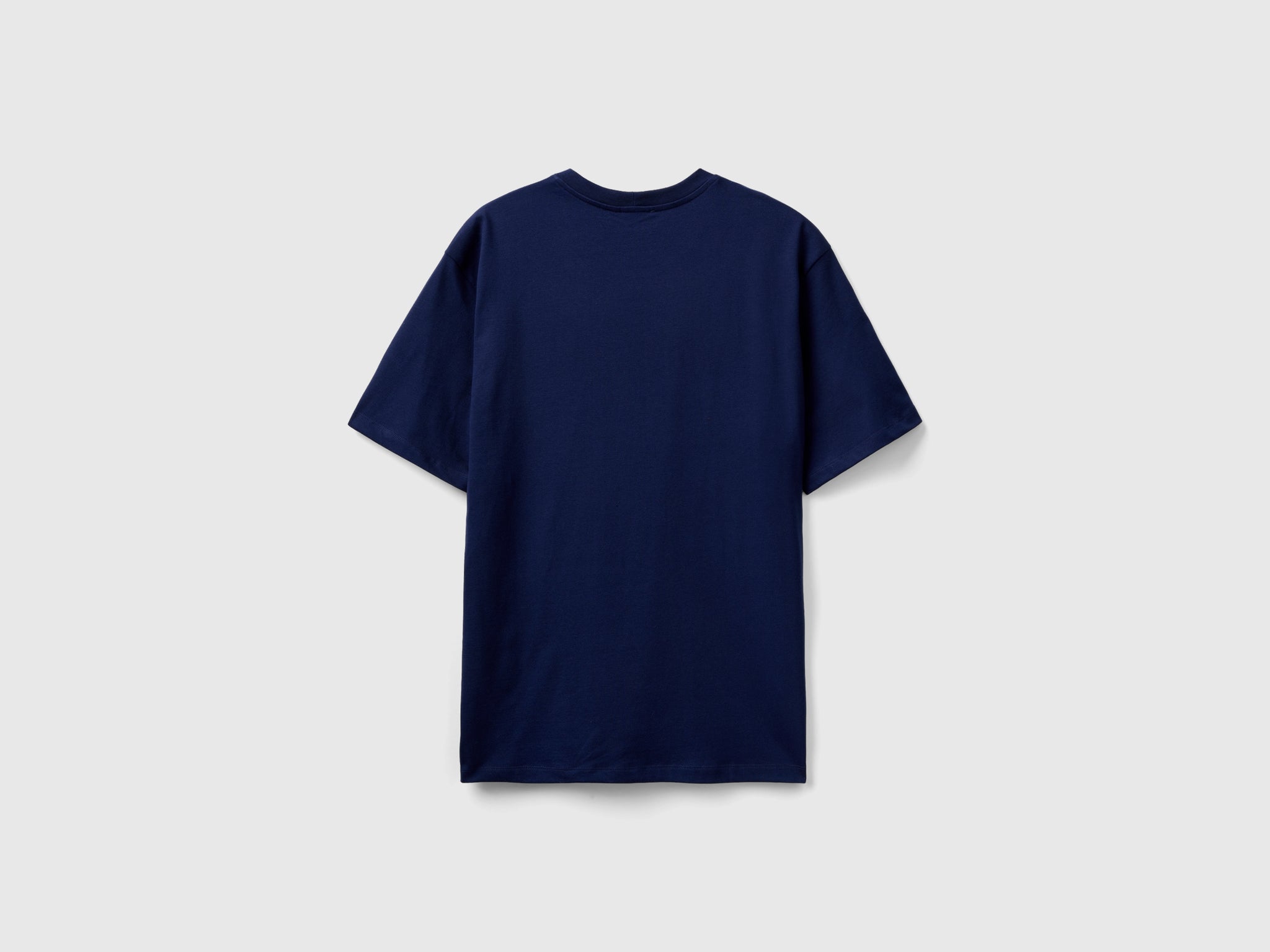 تي شيرت مطبوع عليه شعار