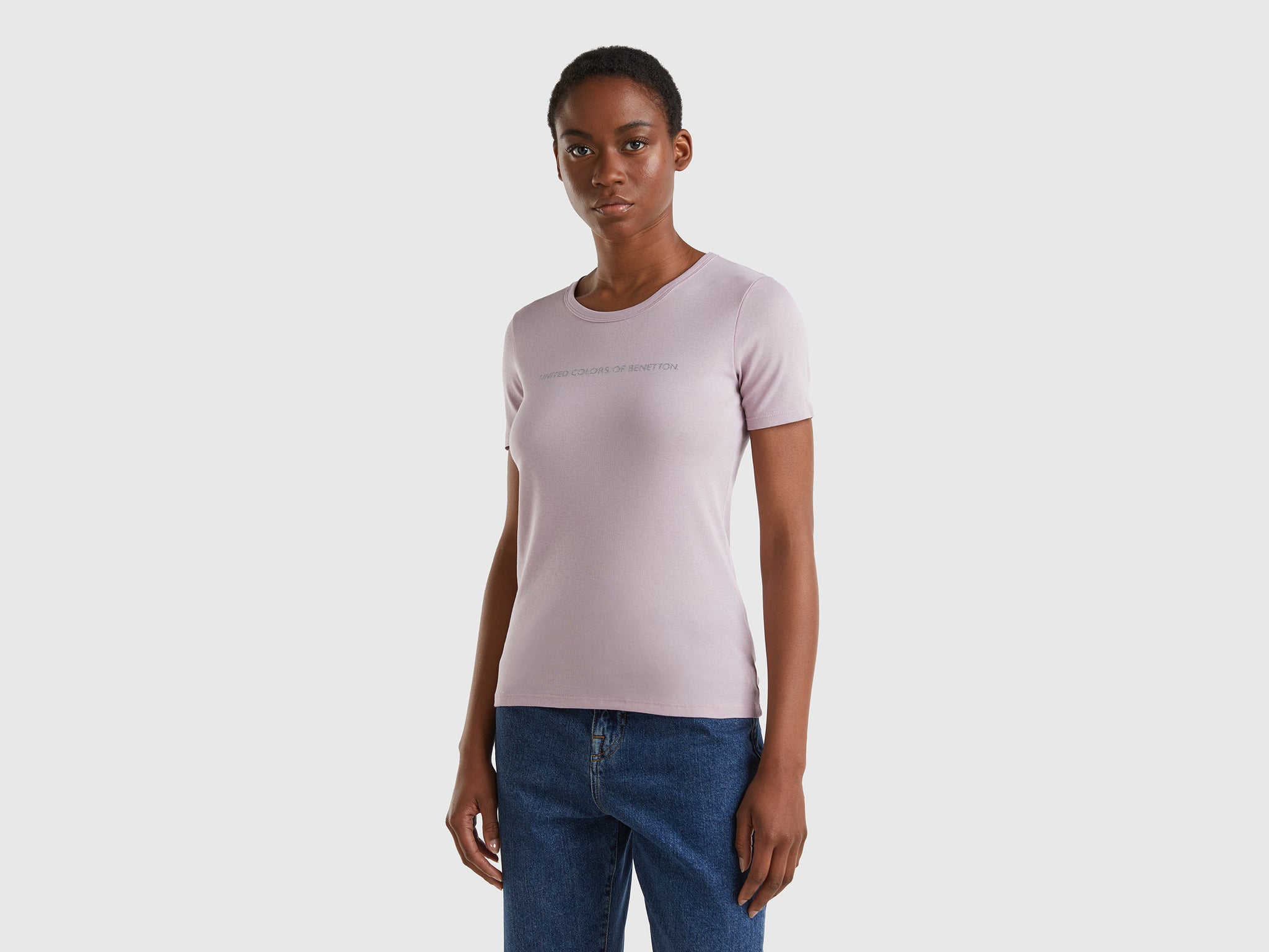 تي شيرت مصنوع من القطن بنسبة 100% مع شعار مطبوع لامع