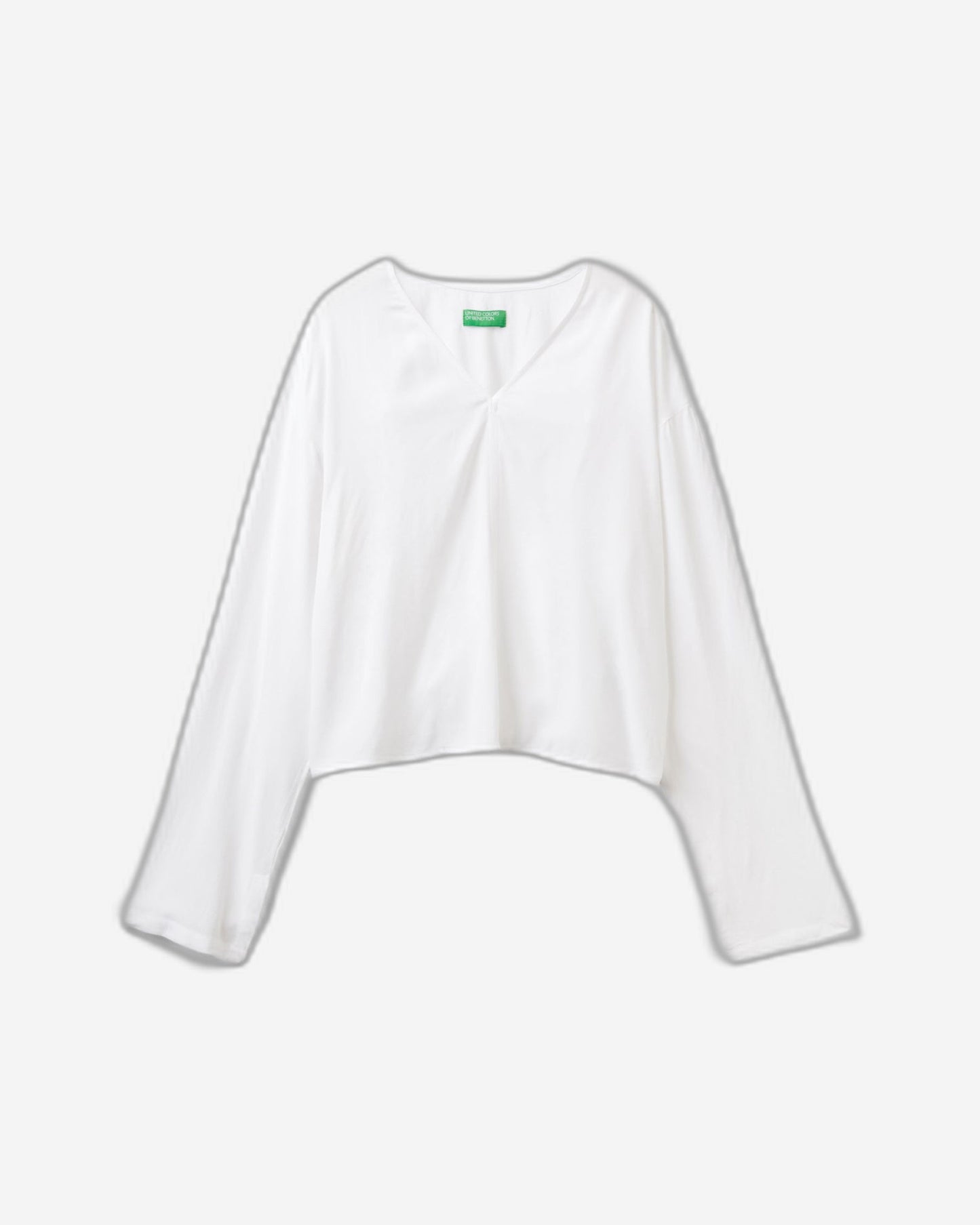 بلوزة برقبة على شكل حرف V