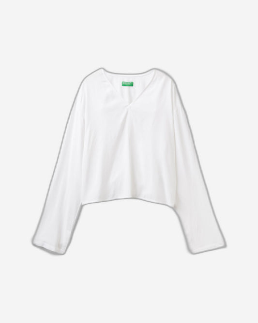 بلوزة برقبة على شكل حرف V