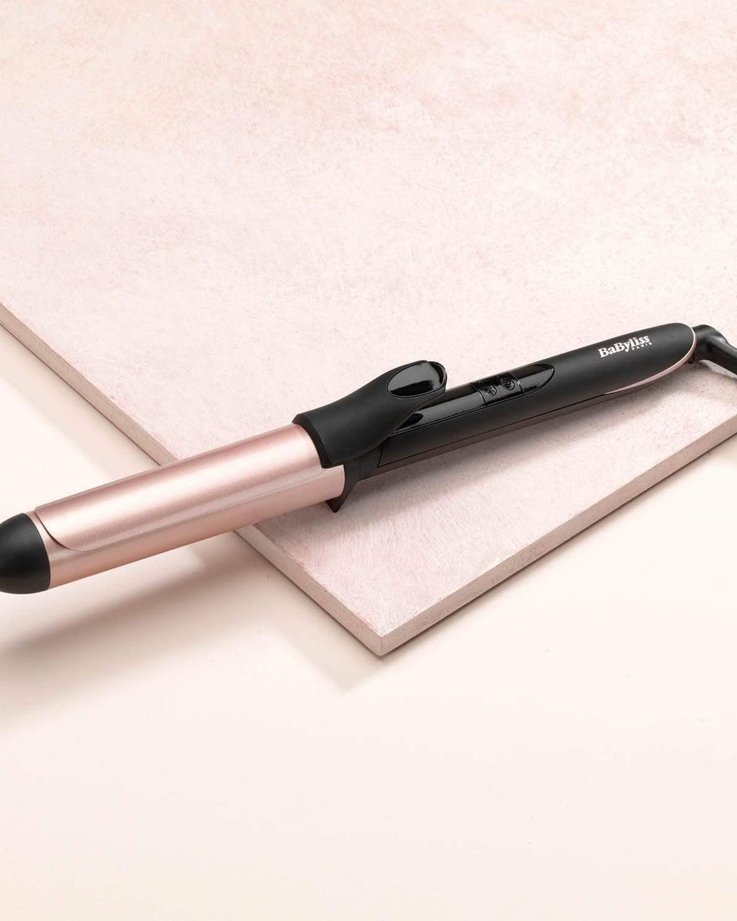 مكواة تجعيد الشعر من بيبي ليس، أسطوانة تجعيد واسعة النطاق 32 مم، تسخين فائق السرعة مع إضاءة LED و6 إعدادات لدرجة الحرارة من 160 درجة مئوية إلى 210 درجة مئوية، سلك دوار من السيراميك بطول 2.5 متر، C452SDE (لون الكوارتز الوردي)