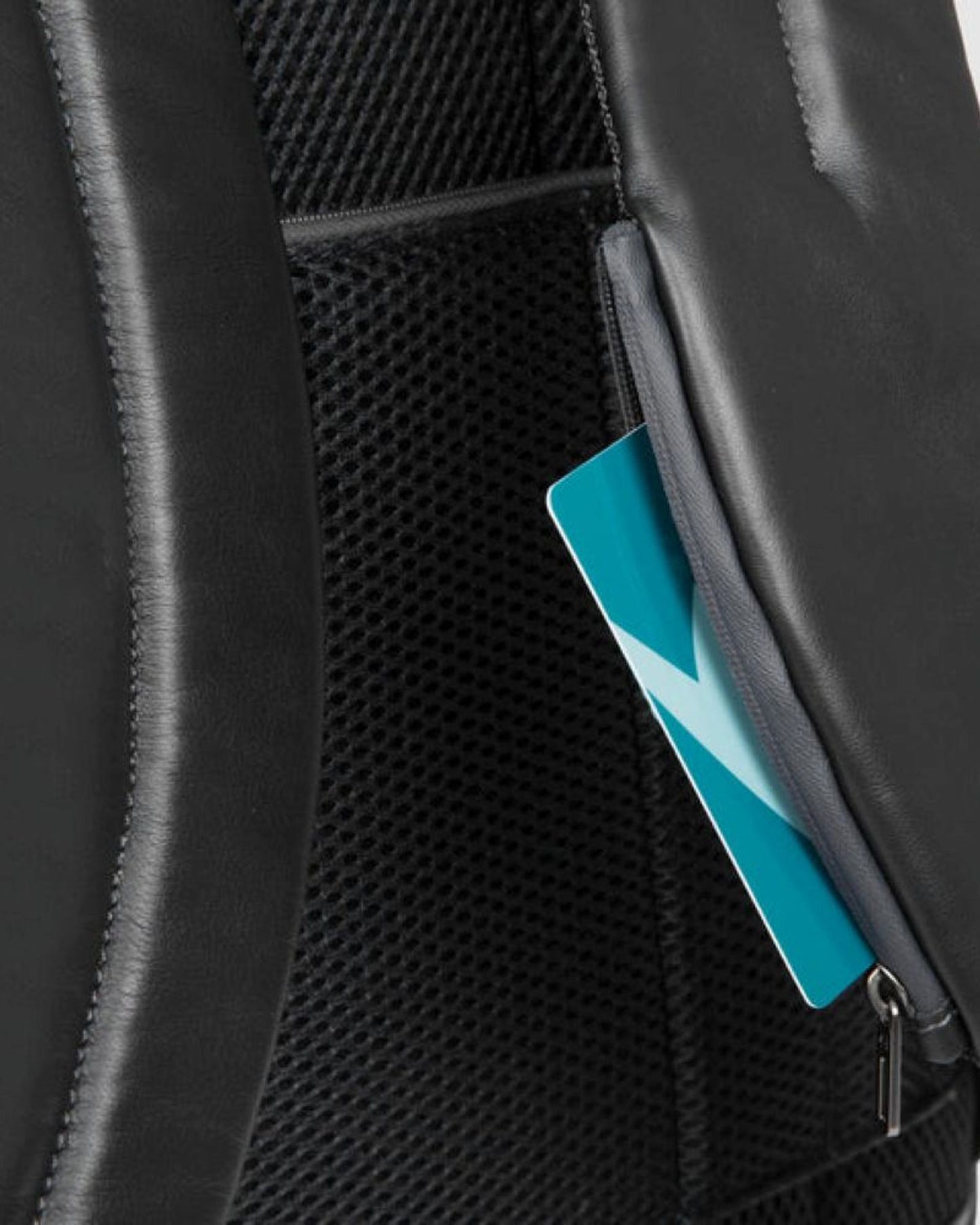 حقيبة ظهر بيكوادروا للكمبيوتر المحمول والآيباد مع كابل مضاد للسرقة ومنفذ USB باللون الأسود