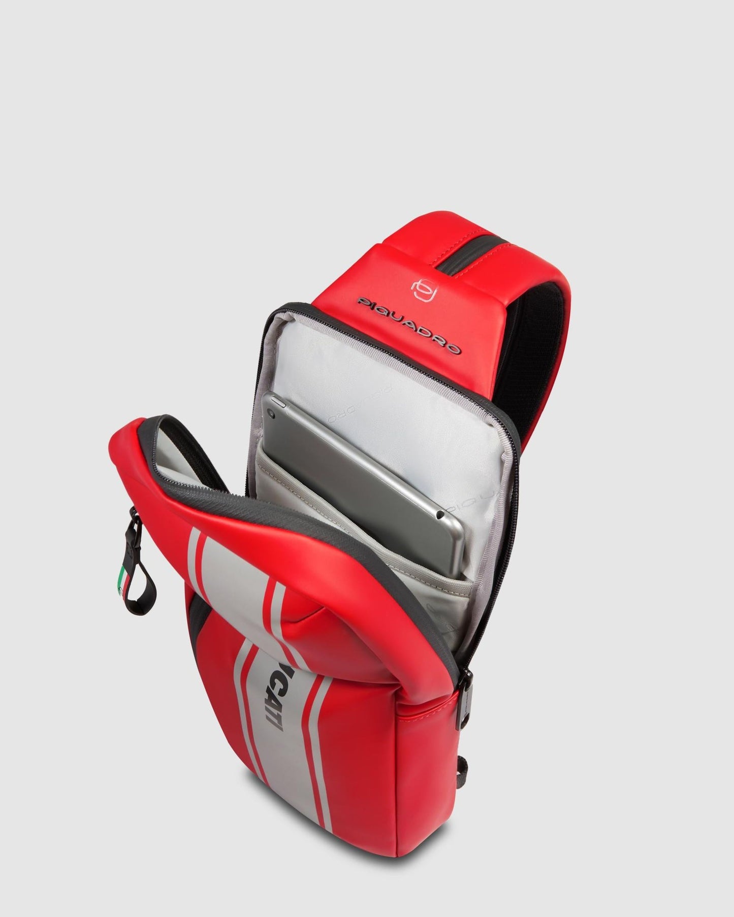 حقيبة كتف حمراء من Piquadro Ducati متوافقة مع iPad Mini