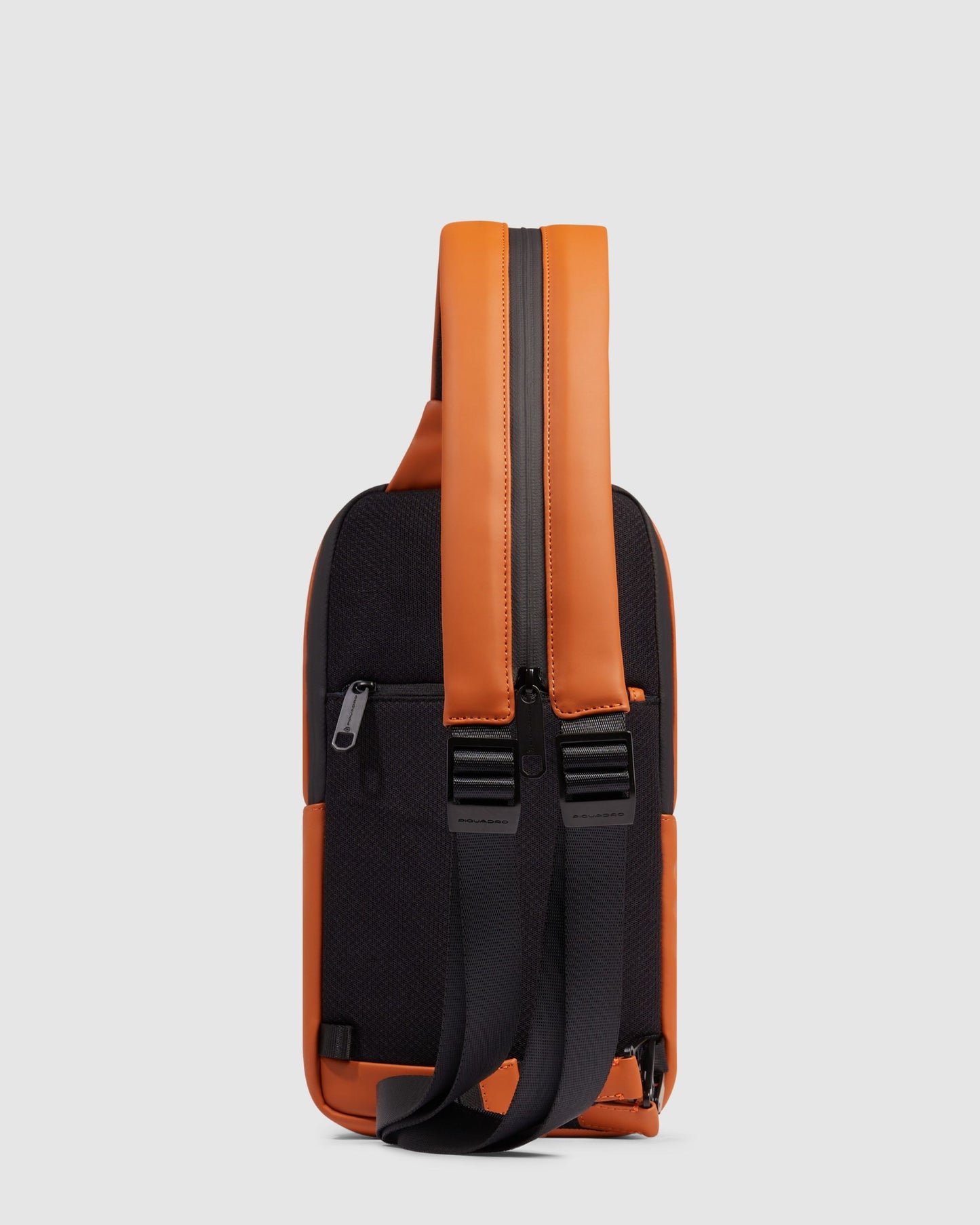 حقيبة Piquadro متوافقة مع جهاز iPad Mini ذات حزام كتف بلون بني تبغي