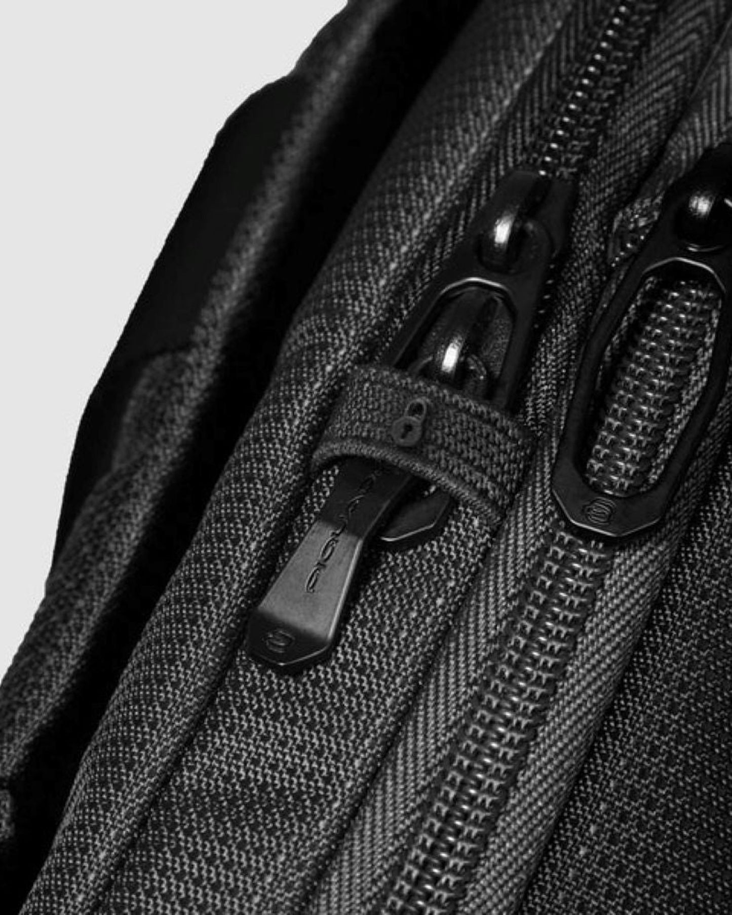 Piquadro S137 حقيبة ظهر جلد وقماش أسود