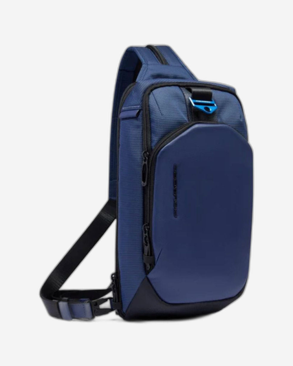 حزام كتف أحادي من بيكوادرو S137 من الجلد النباتي الأزرق CA6632S137/BLU