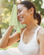 طقم مناشف قطنية فاخرة من كوتون هوم، مكون من 8 قطع: 4 مناشف للوجه (30×30 سم)، منشفتان لليدين (40×70 سم)، منشفتان للاستحمام (70×140 سم)، وزن 600 غرام/متر مربع، سريع الجفاف ومتين.