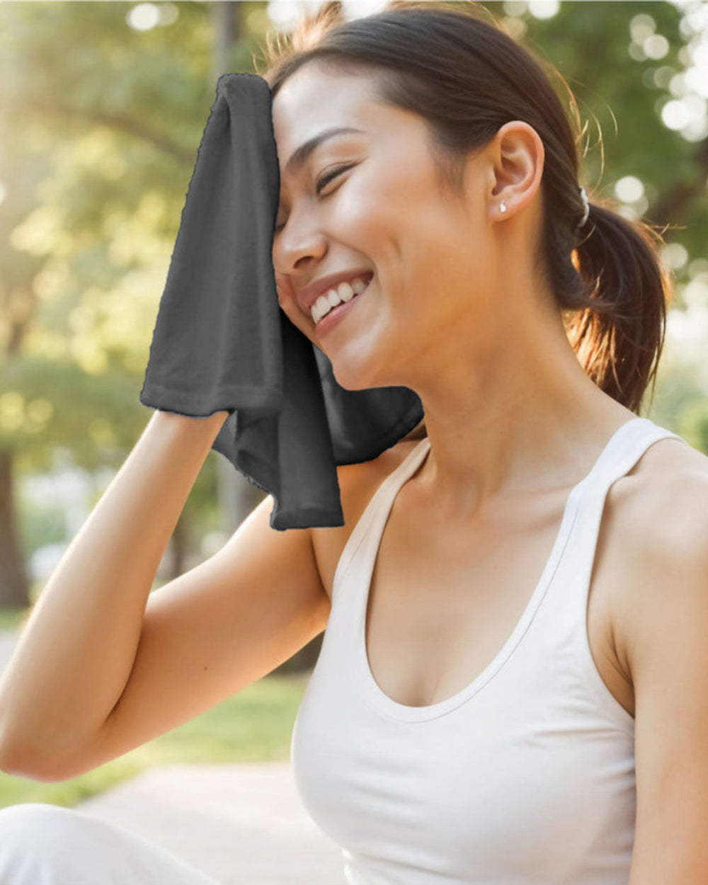 طقم مناشف قطنية فاخرة من كوتون هوم، مكون من 8 قطع: 4 مناشف للوجه (30×30 سم)، منشفتان لليدين (40×70 سم)، منشفتان للاستحمام (70×140 سم)، وزن 600 غرام/متر مربع، سريع الجفاف ومتين.