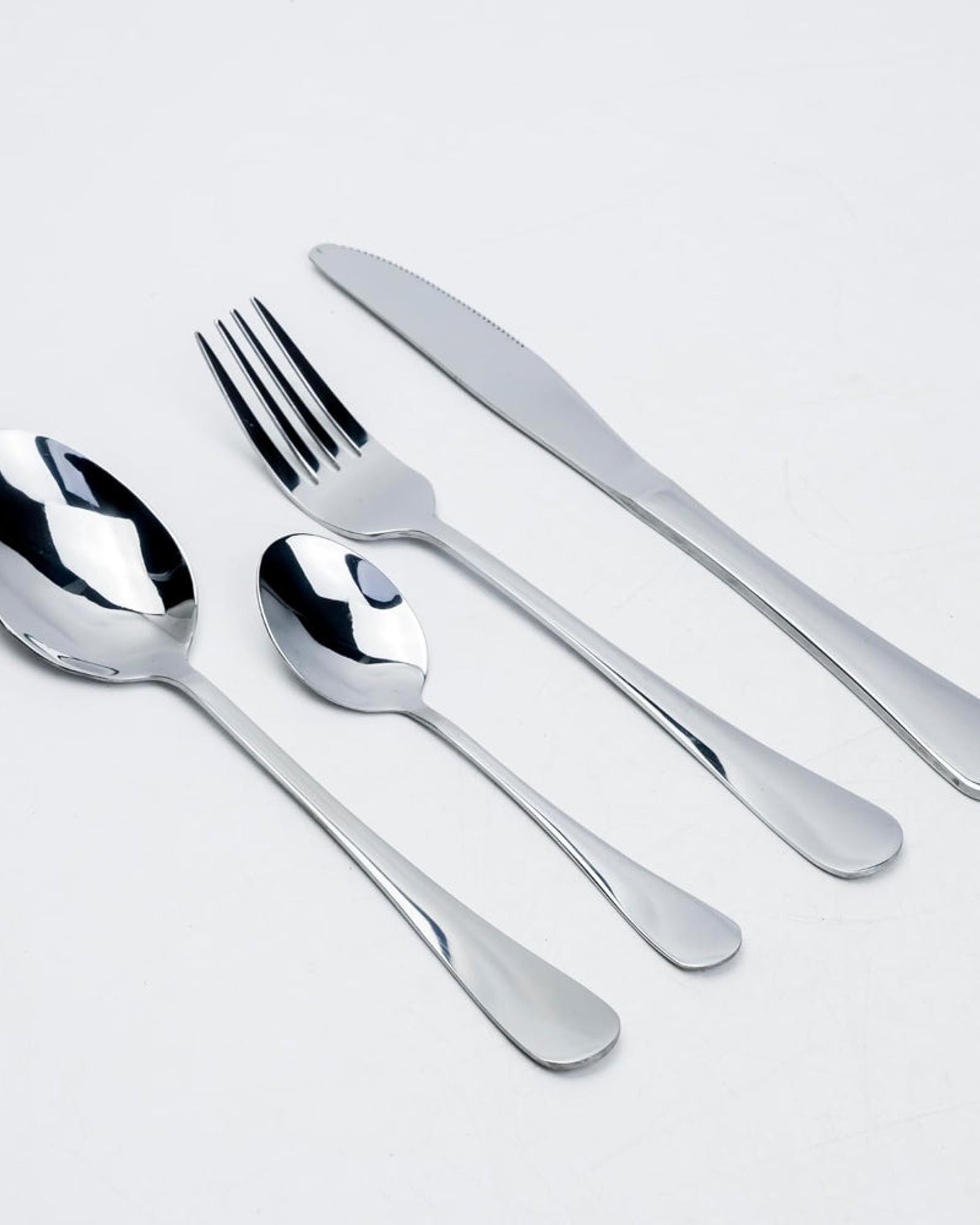 طقم أدوات مائدة إيفرين من كويزين آرت، ٢٤ قطعة - أدوات مائدة فضية أنيقة من الفولاذ المقاوم للصدأ