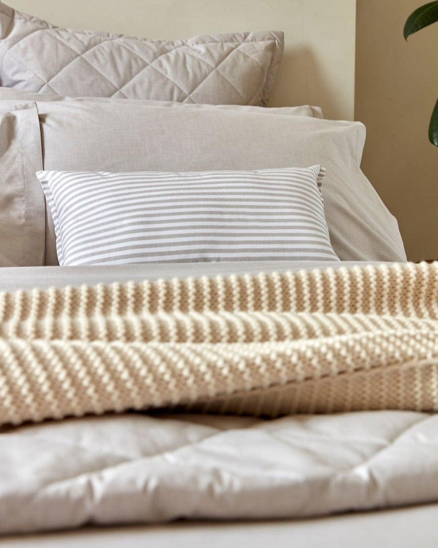 مفرش سرير قطني من كريستي "ستورنواي" مع غطاء وسادة بلون حجري (بيج)