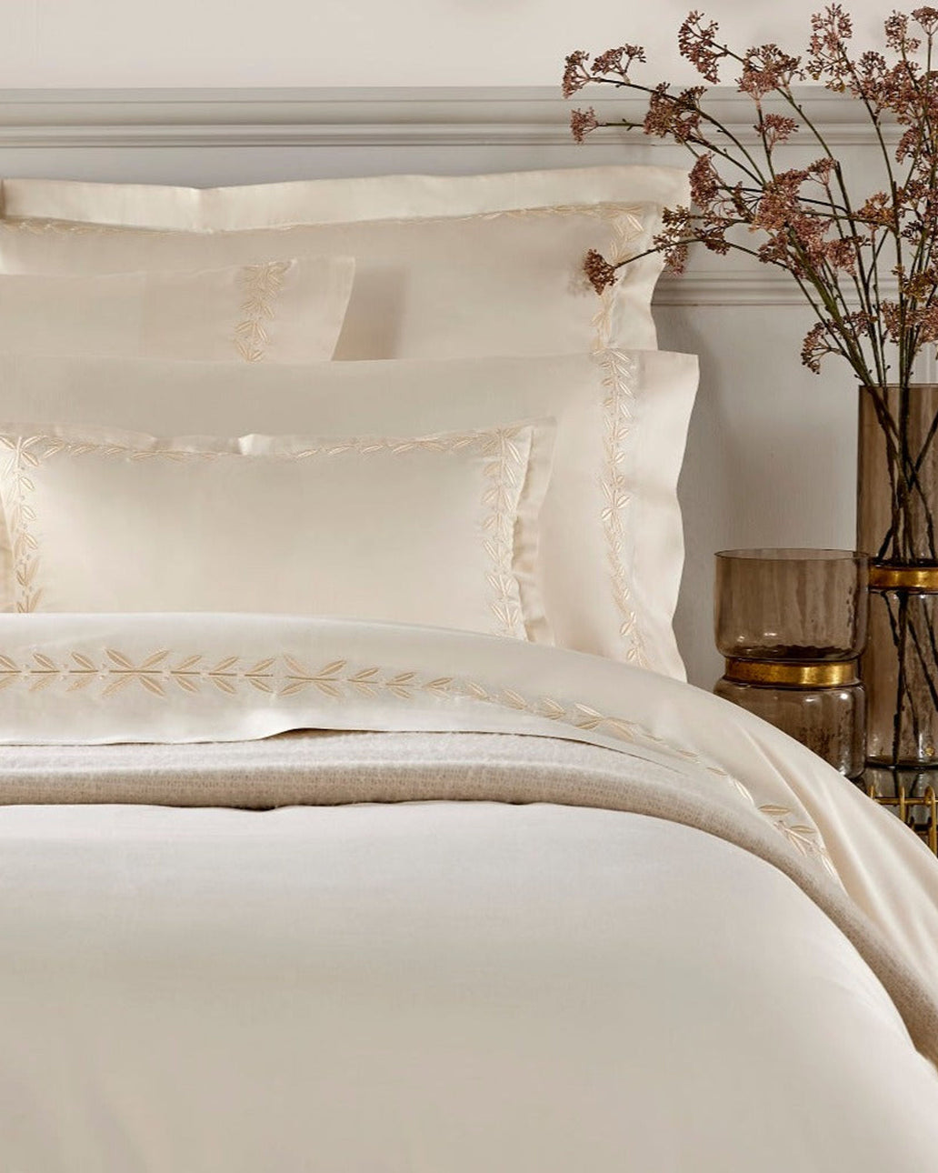 أغطية سرير كريستي "كلارندون" 300TC مطرزة بأوراق الشجر باللون الكريمي