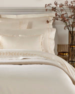 أغطية سرير كريستي "كلارندون" 300TC مطرزة بأوراق الشجر باللون الكريمي