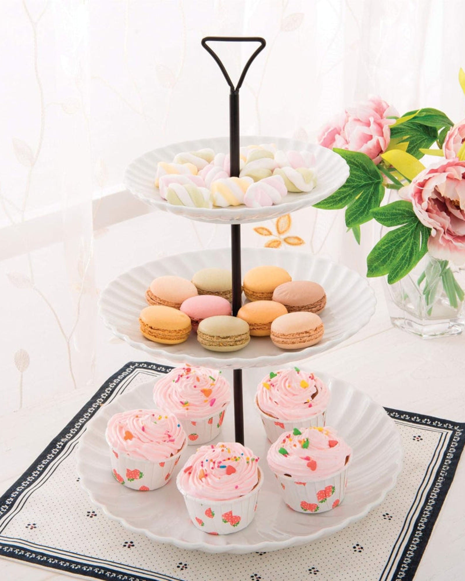 طقم تقديم مسطح من 3 طبقات، من البورسلين الأبيض مع حامل معدني - طقم تقديم أنيق للوجبات الخفيفة والمقبلات والحلويات