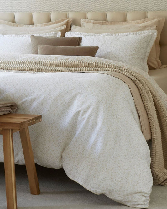 طقم أغطية لحاف "ديزي ميدو" من كريستي بلون البندق