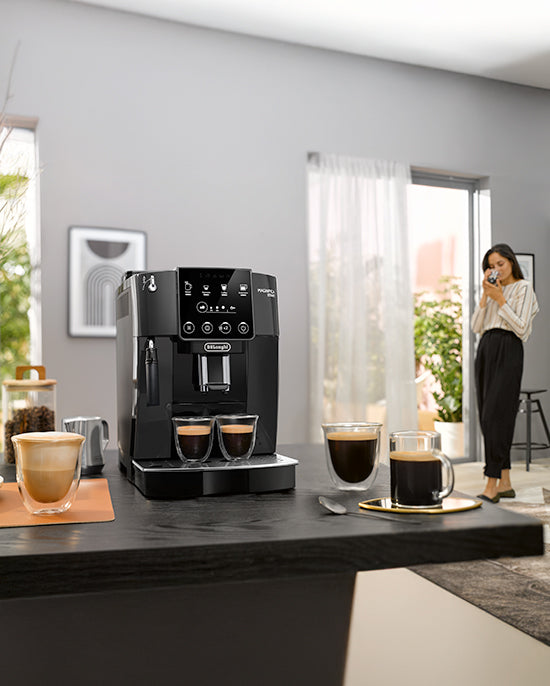 ماكينة صنع القهوة De'Longhi Magnifica الأوتوماتيكية بالكامل، قهوة طازجة، لوحة تحكم تعمل باللمس Sift، رغوة حليب تقليدية، وصفات بلمسة واحدة Black-ECAM220.22.GB (معتمدة من هيئة الإمارات للمواصفات والمقاييس الإماراتية)