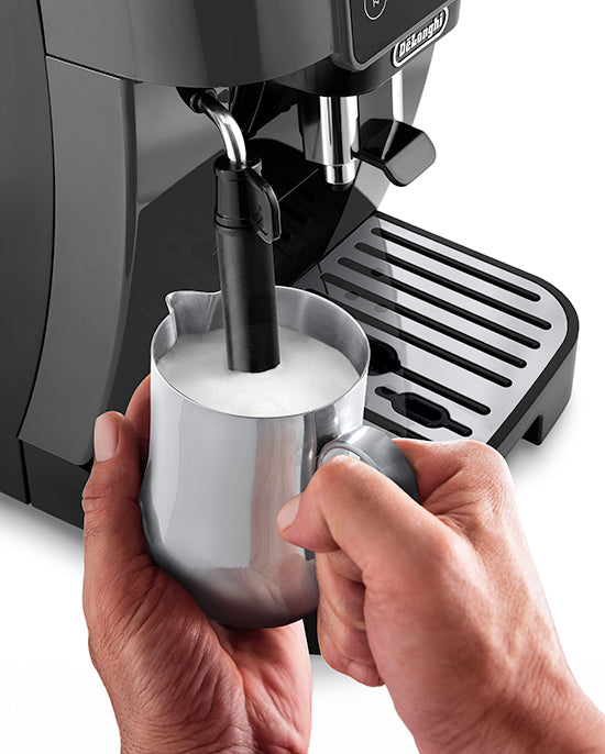 ماكينة صنع القهوة De'Longhi Magnifica الأوتوماتيكية بالكامل، قهوة طازجة، لوحة تحكم تعمل باللمس Sift، رغوة حليب تقليدية، وصفات بلمسة واحدة Black-ECAM220.22.GB (معتمدة من هيئة الإمارات للمواصفات والمقاييس الإماراتية)